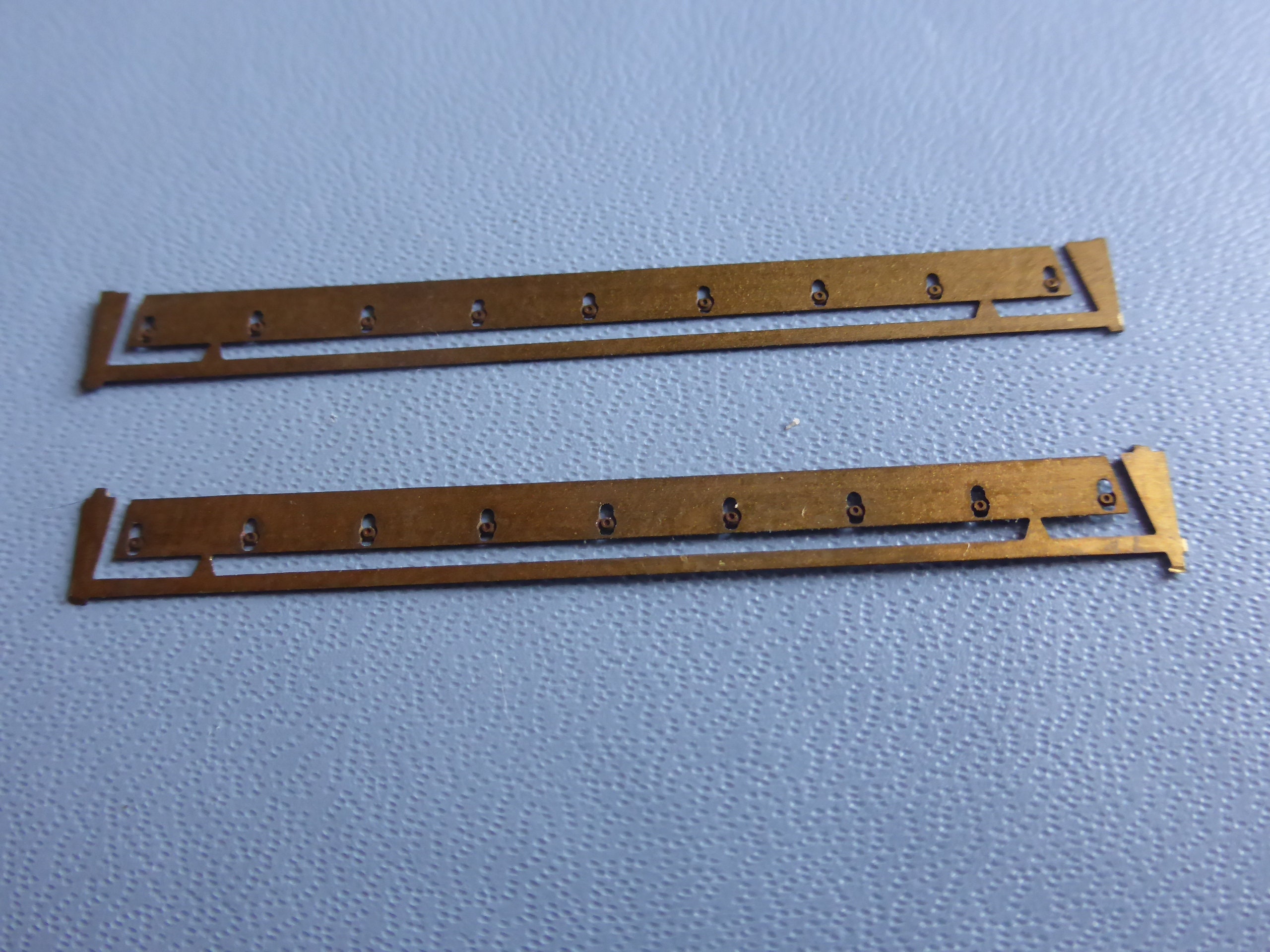 pack of 2 photoetched side skirts for Formula 1 cars of the 7080s 143