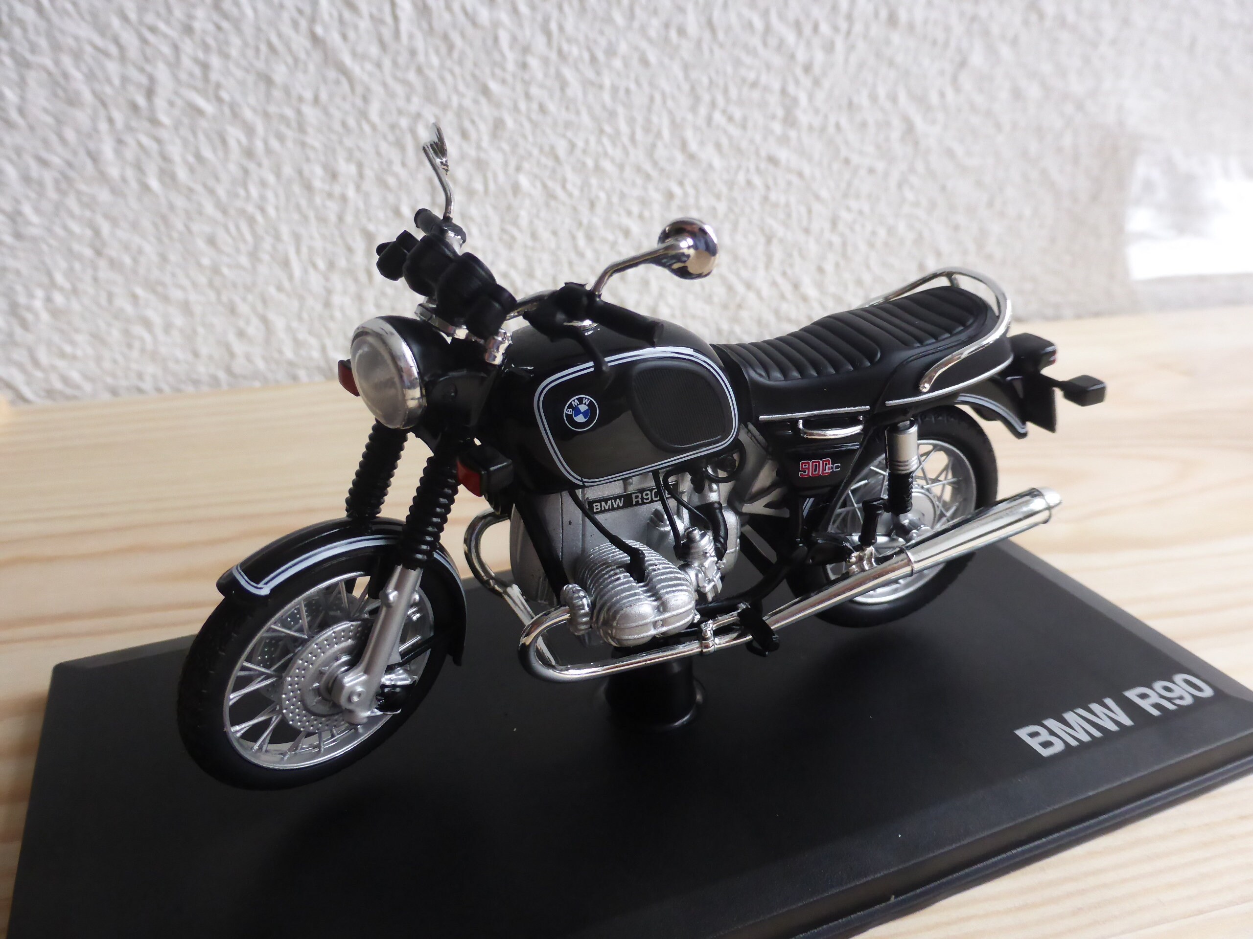 BMW R90/6 900cc motorcycle (1973) in black, diecast model Norev Collectores series 1:18 scale 182035