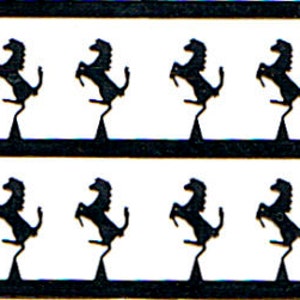 Puede incluir: Una hoja de calcomanías en blanco y negro con 16 imágenes de un caballo encabritado, el logotipo de Ferrari. La hoja está etiquetada con "240".