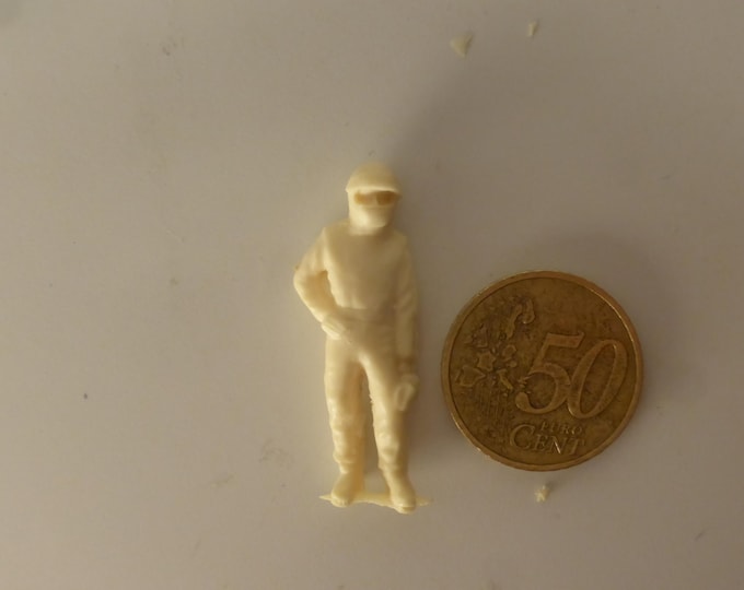 1:43 resin figurine racing driver of the 70-80s standing (to paint) GMF003