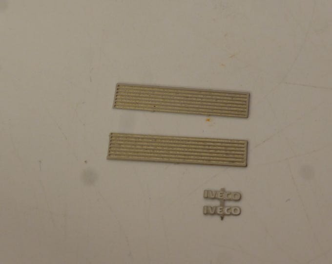 Photoetched front grille Iveco 180 for the Herpa model etc (2 pieces with or without Iveco scripts) - Nonomologati 1:87 H0