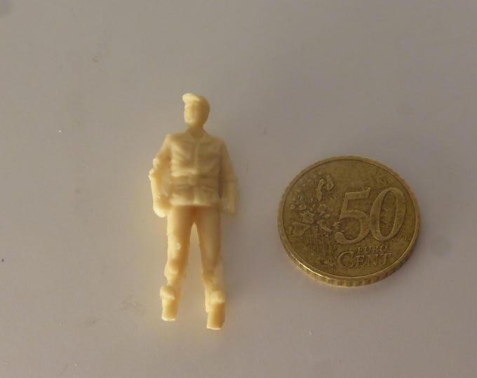1:43 resin figurine man with jacket and cap standing (to paint) GMF023