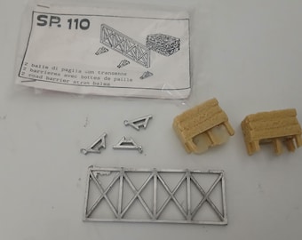 1:43 resin straw bales and white metal barrier to assemble and paint for racing dioramas etc Tron SP110