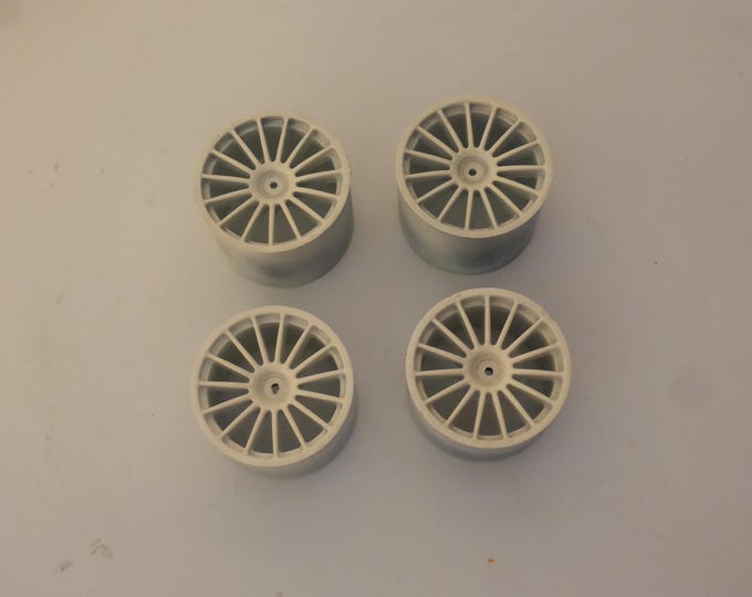 1:18 set of 4  plastic racing 15-spokes wheels (2 front, 2 rear) plus aluminium machined hubs WHITE