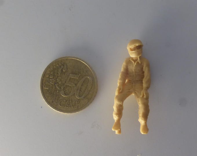 1:43 resin figurine racing driver of the 70-80s sitting integral helmet (to paint) GMF009