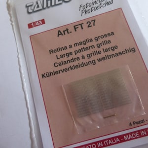 Peut inclure: Gros plan sur un emballage pour une pièce de voiture miniature. L'emballage est rose et blanc et porte le texte "Art. FT 27" et "Retina a maglia grossa". L'emballage comprend également un petit sac en plastique transparent contenant une grille en métal photo-gravée pour une voiture miniature.