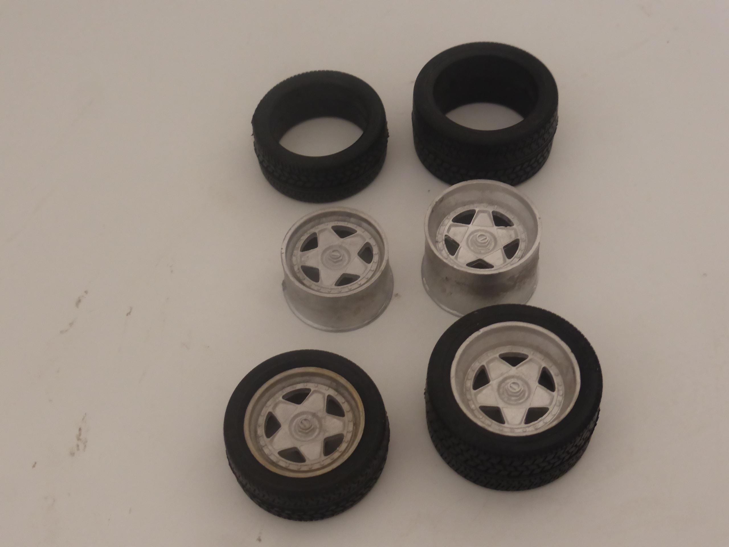 1:24 white metal Cromodora-type wheels, tires and polycaps for Ferrari ...