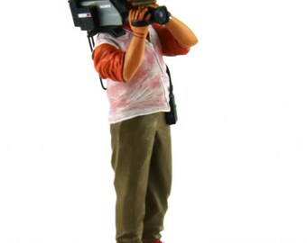 THIERRY CAMERAMAN W/VIDEO CAMERA FIGURINE 1/18 BY LEMANS MINIATURES 118031 