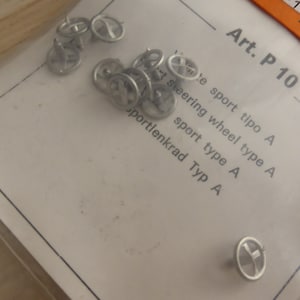 1:43 scale three-spoke steering wheels for racing cars of the 70s etc (pack of 10, white metal) Meri Kits P10