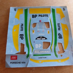 Peut inclure: Une feuille de décalcomanies bleues pour une voiture miniature. Les décalcomanies présentent les logos de BP, Pilote et Goodyear, ainsi que le texte "Porsche 956".