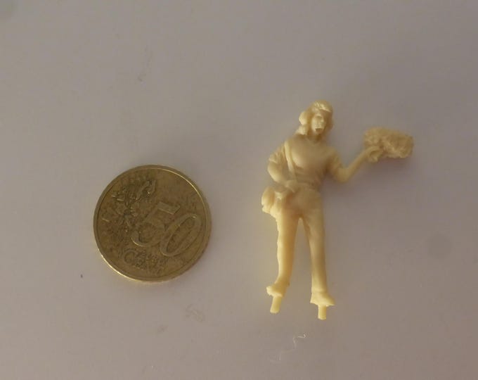 1:43 resin figurine camerawoman assistant (to paint) GMF026