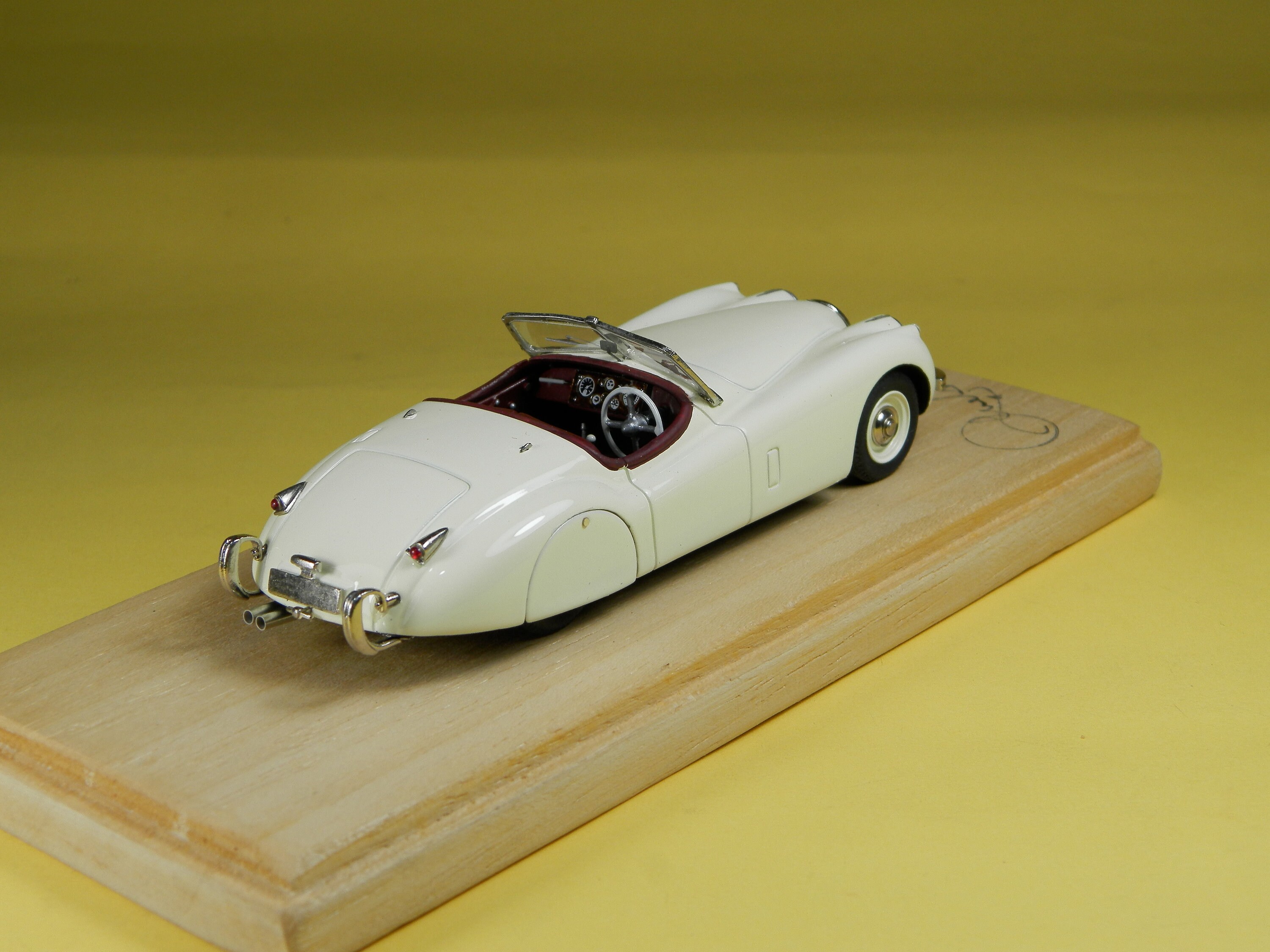 ハンドメイドモデル 1/43 JAGUAR XK120 1950 ホワイト Jaguar XK120 Spyder old English white 1:43 AMR built by Remember