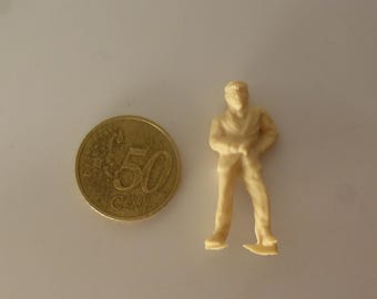 1:43 resin figurine man with jacket and cap standing (to paint) GMF022