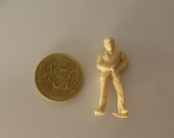 1:43 resin figurine man with jacket and cap standing (to paint) GMF022