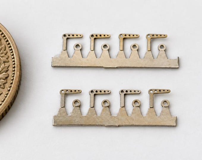 1:43 photoetched flag shaped fasterners (smaller size, rare) for racing cars of the 60s (8 pieces)