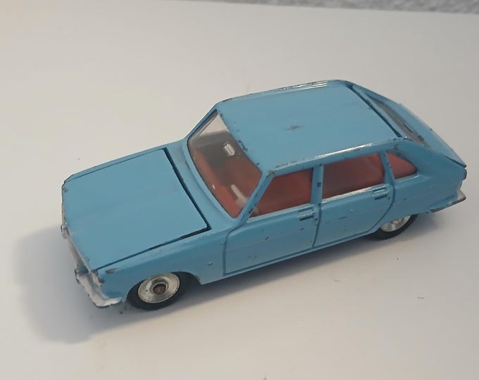 Dinky Toys France 537 Renault R16 sky-blue with red interiors 1:43 vintage diecast model