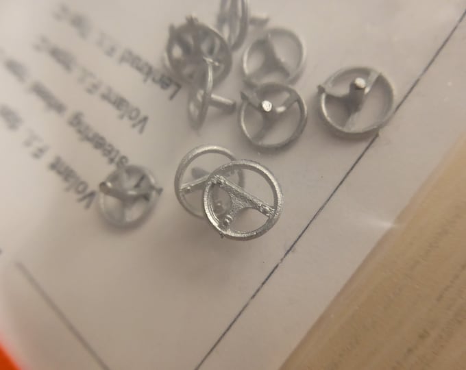 1:43 scale three-spoke steering wheels for Formula 1 cars of the 70s etc (pack of 10, white metal) Meri Kits P9