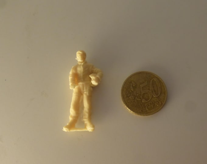 1:43 resin figurine racing driver of the 70-80s standing with integral helmet under his arm (to paint) GMF006