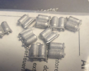 1:43 scale double fire extinguishers for racing cars white metal (pack of 10, white metal) Meri Kits P24