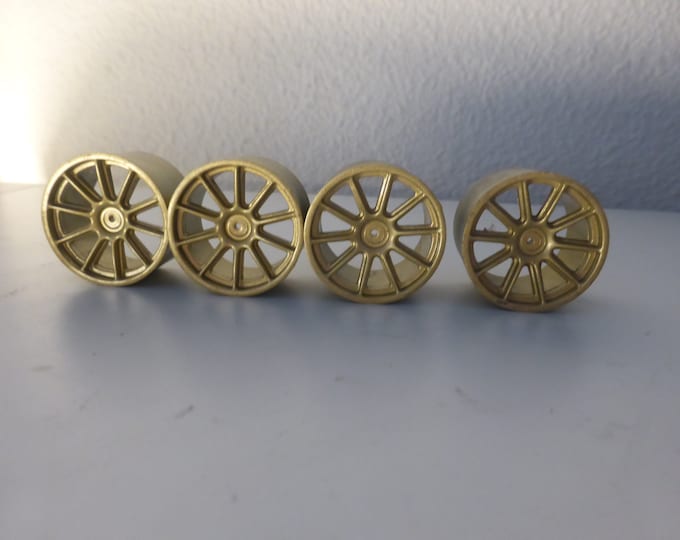 1:18 set of 4 high definition injected plastic (NOT 3D) racing 10-spokes wheels (2 front, 2 rear) plus aluminium machined hubs GOLD