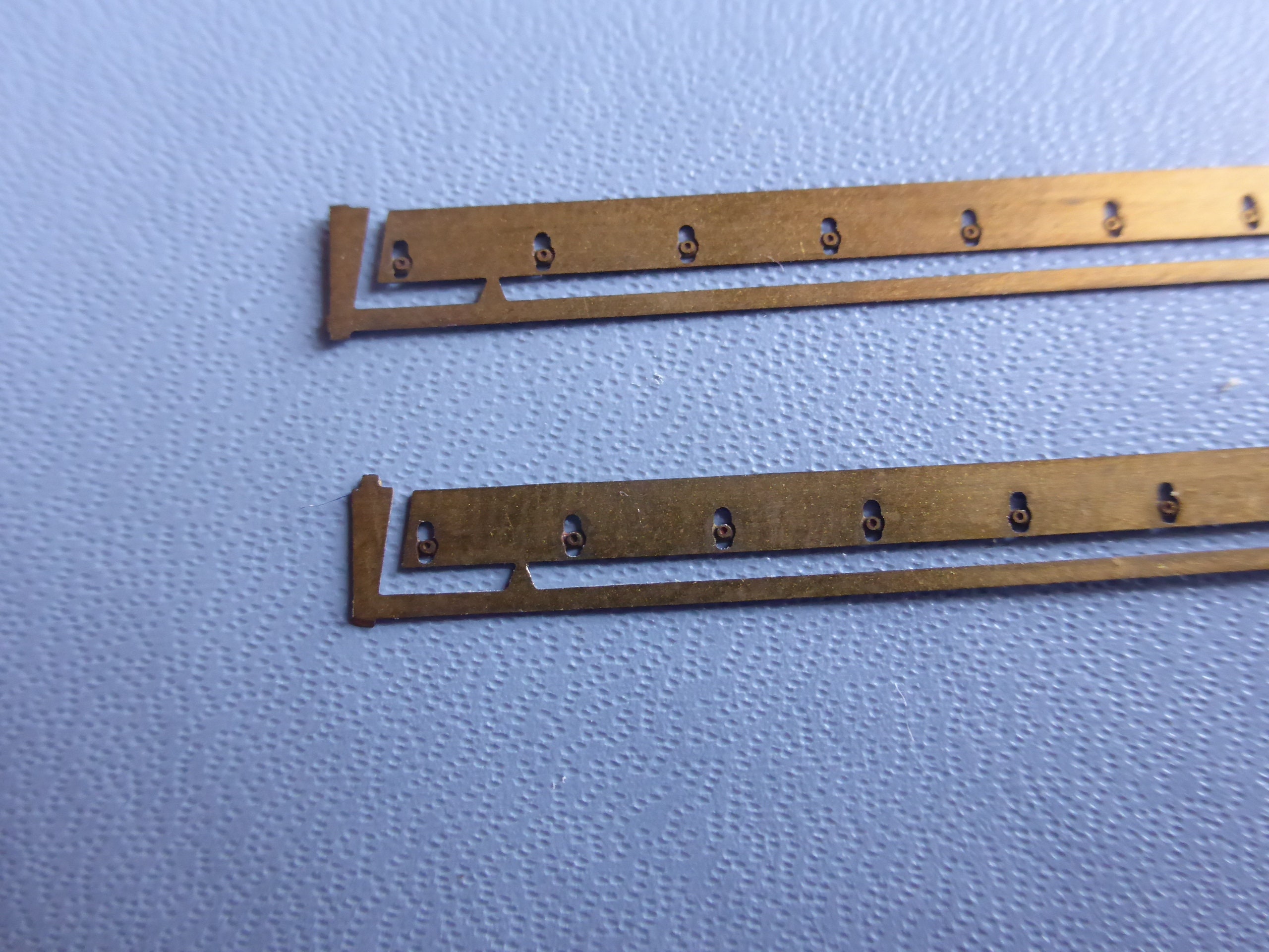 pack of 2 photoetched side skirts for Formula 1 cars of the 7080s 143