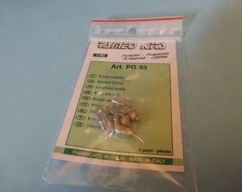 white metal sitting modern driver (2 drivers pack) Tameo PG33 1:43