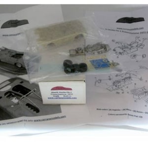 Könnte beinhalten: Ein Modellbausatz für einen Alfa Romeo P3-4 von 1972, mit Anleitung und Teilen. Der Bausatz enthält eine weiße Kunststoffkarosserie, ein schwarzes Chassis und eine Vielzahl weiterer Teile. Der Bausatz ist in einer durchsichtigen Plastiktüte mit einem weißen Karton verpackt.