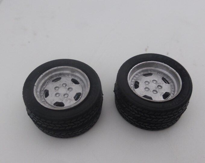 1:24 white metal wheels, tires and polycaps for AMG Mercedes road cars Fujimi production 19130