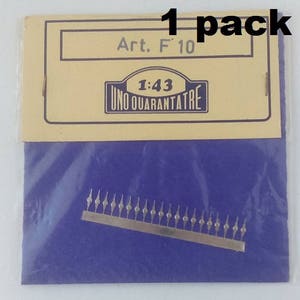 Könnte beinhalten: Eine Packung silberner Metall-Modellbahnteile, beschriftet mit "Art. F 10" und "1:43 UNO QUARANTATRE".