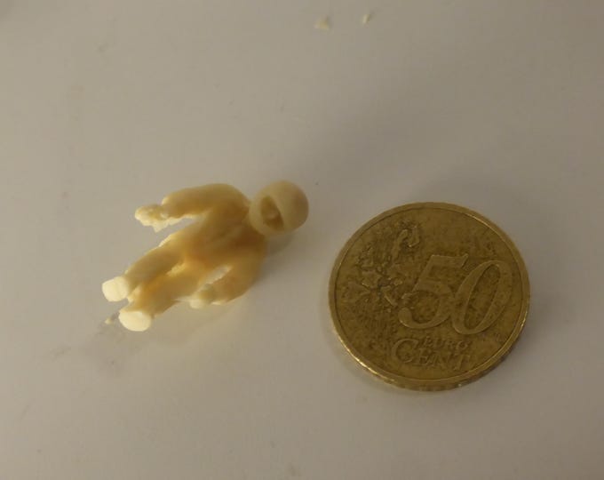 1:43 resin figurine racing driver of the 70-80s with integral helmet at the wheel (to paint) GMF005