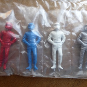 high quality white metal 1:43 standing drivers with integral helmet Carrara Models SP16