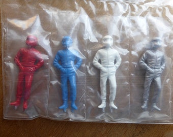 white metal 1:43 standing drivers with integral helmet Carrara Models SP16