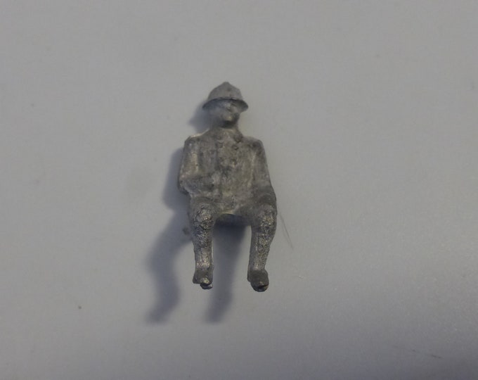 white metal 1:43 scale vintage style sitting fireman figure (to paint) ideal for old diecasts and kits