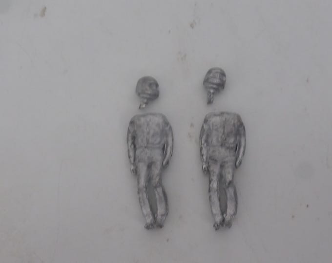 1:43 standing racing drivers with overall and integral helmet 70-80s (pack of 2, white metal) Tron D02