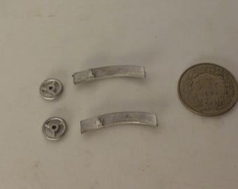 1:43 white metal dashboards (2 pieces) with 3-spoke steering wheel for vintage cars