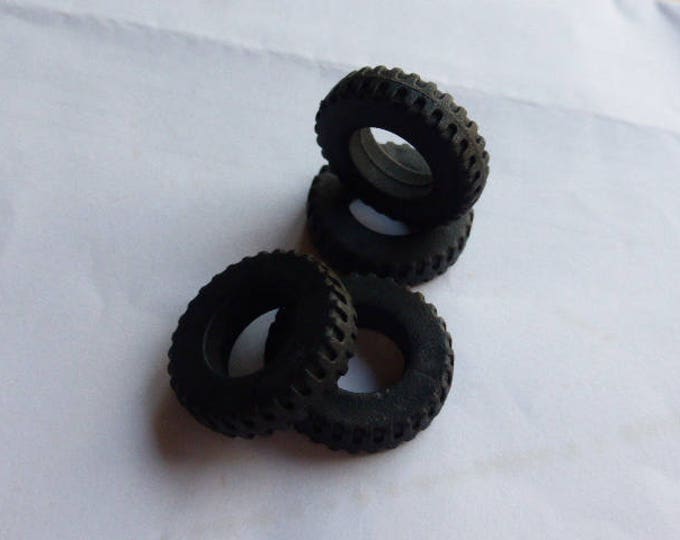 Set of 4 knobbed tires, fit trucks, vans, military vehicles such as GMP, Jeeps, Half-Tracks etc. 1:43 tires - 25.3x13,4x6.3mm  SPL01