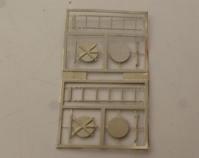 Photoetched tank caps and ladder for tanker trucks (2 sets) by Nonomologati 1:87 H0