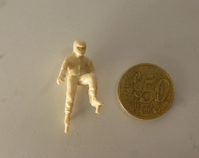 1:43 resin figurine racing driver of the 70-80s entering his car (to paint) GMF002