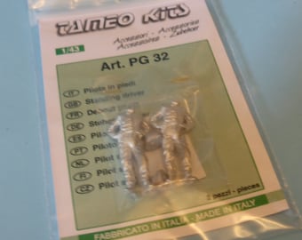 white metal standing modern driver (2 drivers pack) Tameo PG32 1:43