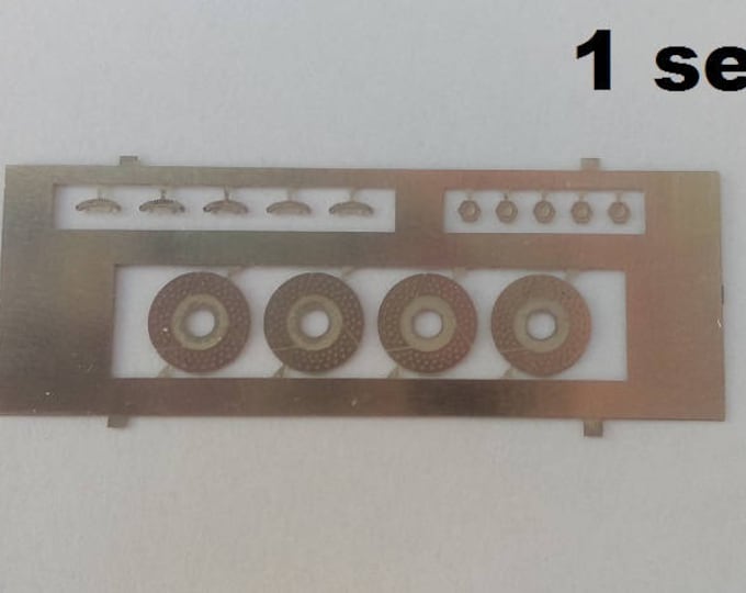 Pack with 4 brake discs, calipers and wheel nuts for 1:43 scale models - Discs diameter = 8mm