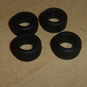 Set of 4 tires, threaded - Model car accessories - Scale model tires - 1:43 mm 7.0x14x9 #4358