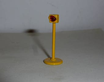 white metal traffic light (1 orange light - yellow colour) REMEMBER Models TK81 1:43