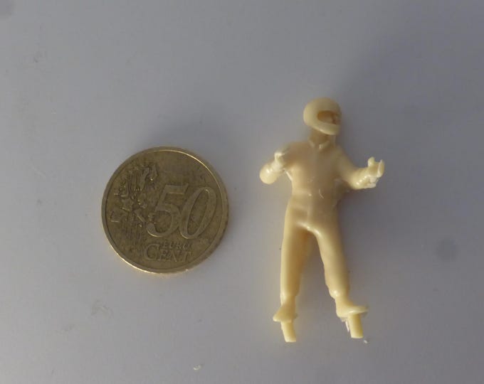 1:43 resin figurine racing driver of the 70-80s standing gesticulating integral helmet (to paint) GMF008
