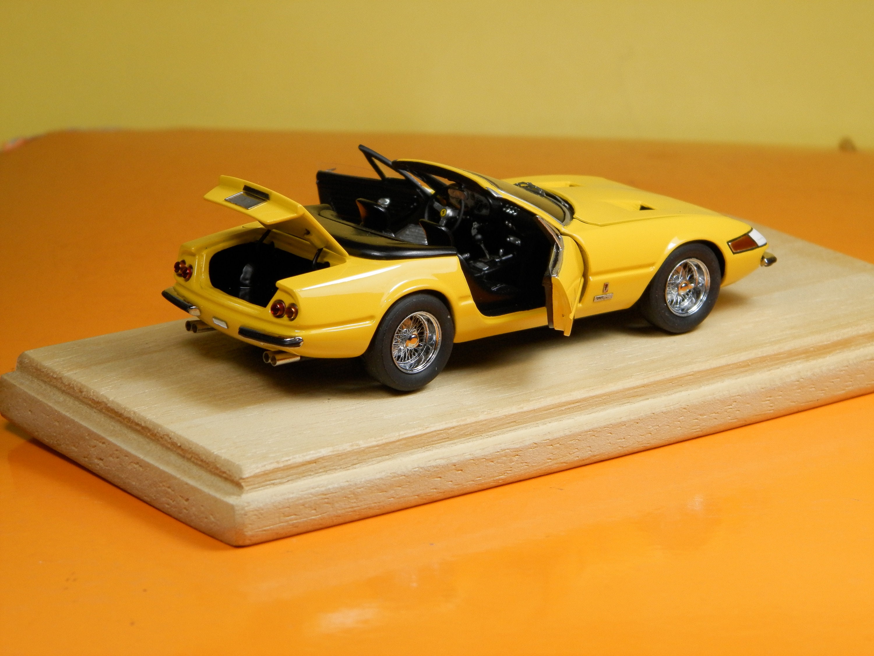Ferrari 365 GTB4 Daytona 1/18 KYOSHO Yellow - Collection