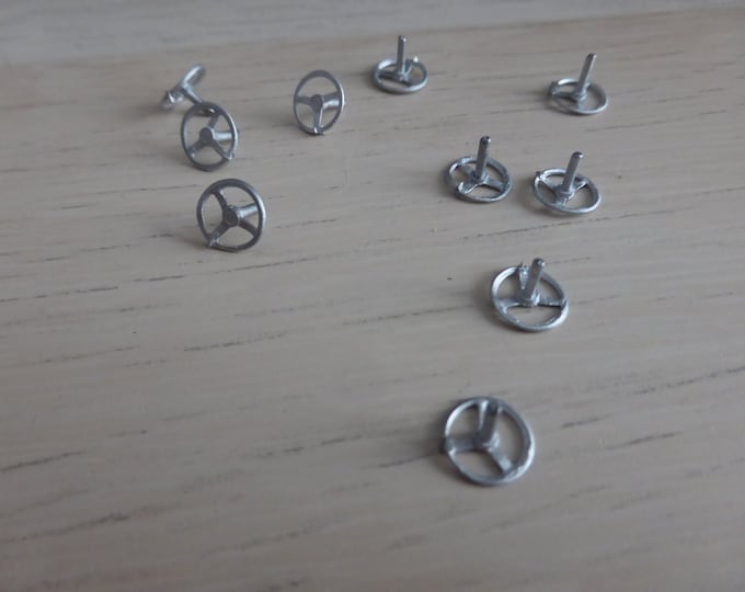 1:43 scale three-spoke steering wheels for Fiat 124 Abarth and other racing cars of the 70s (pack of 10, white metal) Meri Kits P12