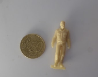 1:43 resin figurine man with jacket standing (to paint) GMF011