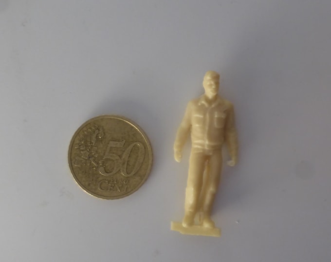 1:43 resin figurine man with jacket standing (to paint) GMF011