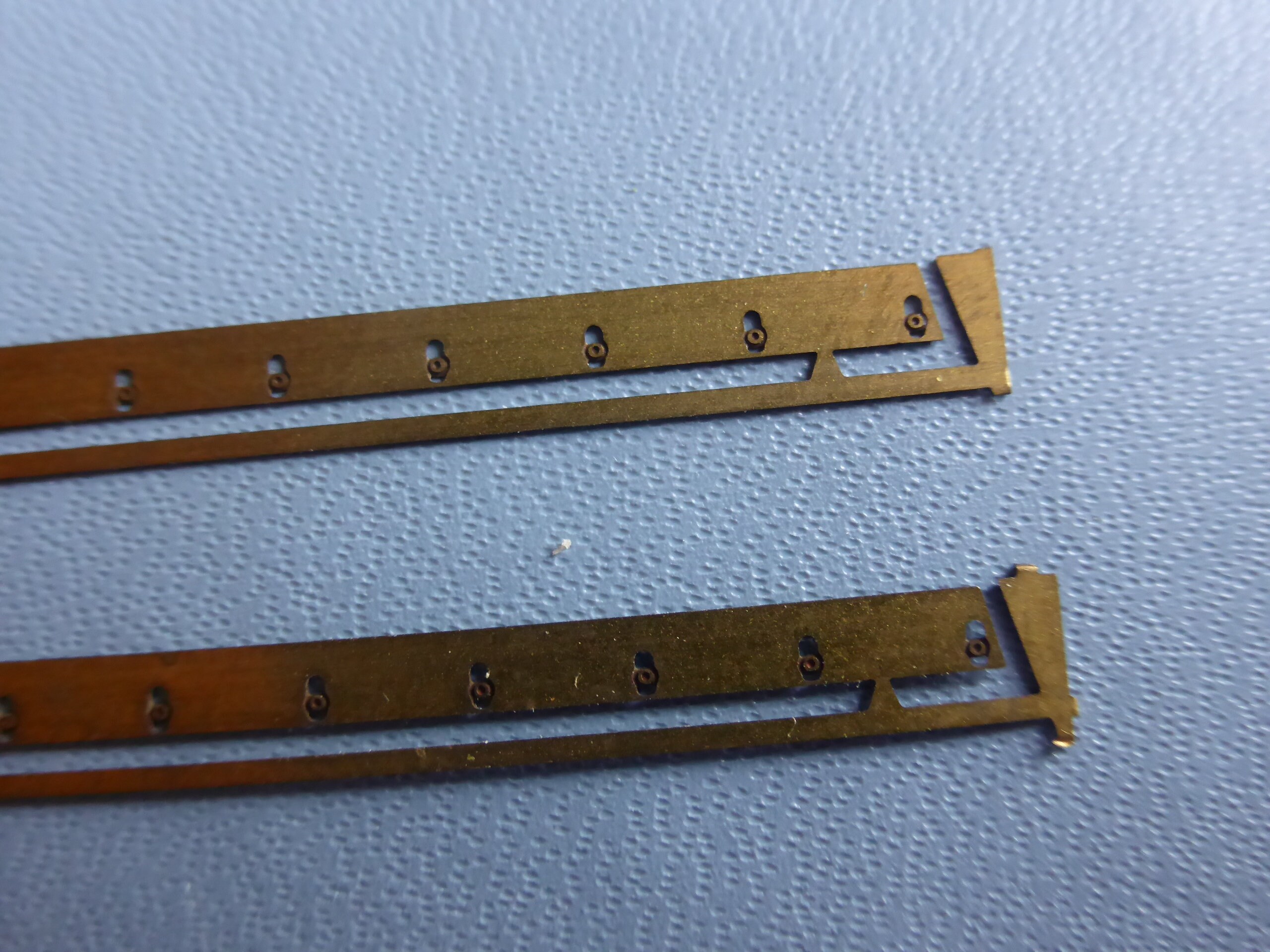 pack of 2 photoetched side skirts for Formula 1 cars of the 7080s 143