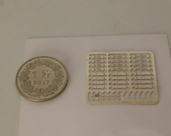 1:43 photoetched bonnet "leather" type buckles hooks for racing cars of the 50-60s