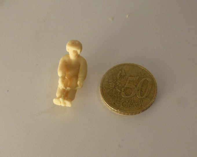 1:43 resin figurine racing driver of the 70-80s with jet helmet at the wheel (to paint) GMF004